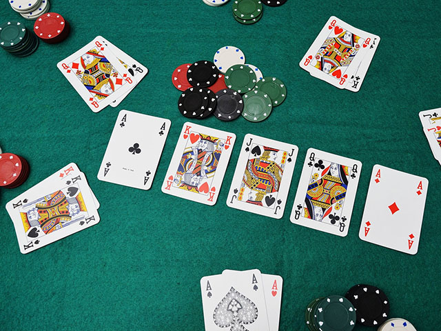 Tìm hiểu quy tắc chơi Poker Texas Loto188 để có thể chơi hiệu quả hơn